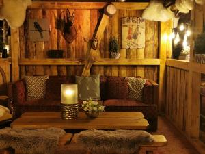 Holzbank ohne Lehne 3